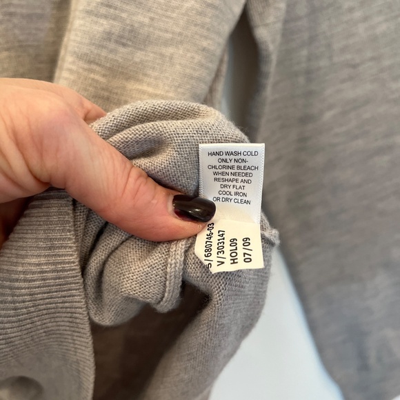 Banana Republic Men’s Extra Fine Merino Wool V-Neck Gray Sweater Large - Picture 6 of 11